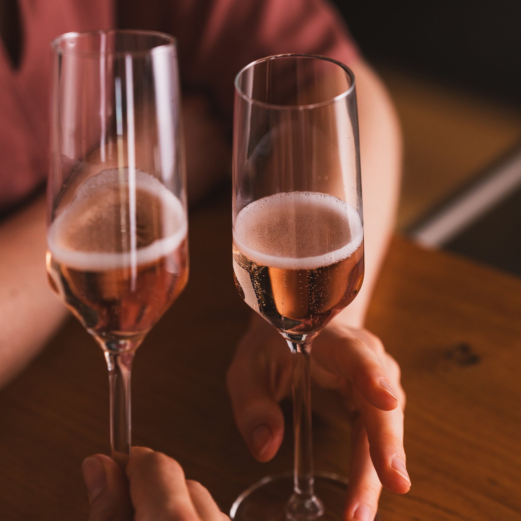 Sekt Gläser mit Rosé Sekt beim Anstoßen