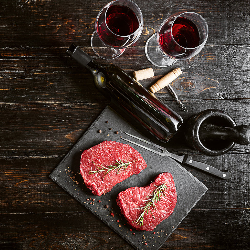 Der Weinmoment für alle Meister der heimischen Küche, deren Herz für die Kulinarik schlägt. Eine Portion Rotwein für die Sauce, um ihr mehr Pfiff zu spendieren. Ein Schluck Rosé für den Koch, um punktgenau das Fleisch zu servieren. Jeder der kocht weiß, Wein ist Pflicht und ein treuer Begleiter zwischen duftenden Gewürzen und Fleisch. Kurzum: Trockener Rotwein, leichter Weißwein und fruchtiger Rosé passen in die Küche wie Topf und Deckel.